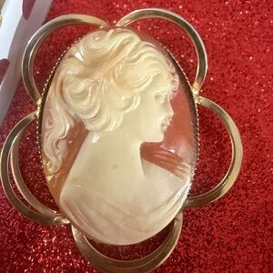 Vintage-Inspired Cream and Gold Cameo Brooch - Elegant Women's Jewelry